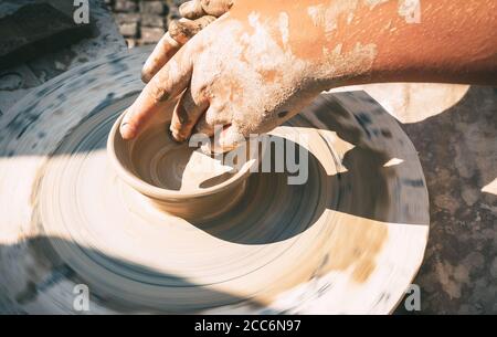 Handwerker Hände machen Töpferschale Stockfoto