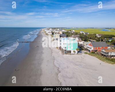 Luftaufnahme von Folly Beach, South Carolina von einer Drohne. Stockfoto