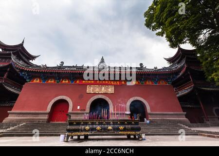 Chengdu, China - 10. August 2015 - Touristen besuchen den Tai'an Tempel in der antiken Stadt unter dem Qingchen Berg, in der Nähe von Chengdu, Hauptstadt von Stockfoto