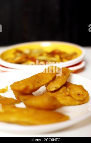 Südindischer Kartoffel-Snack, Vazhakkai Bajji serviert auf schwarzem Hintergrund Stockfoto