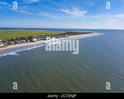 Hohe Luftaufnahme von Folly Beach, South Carolina vom Meer. Stockfoto