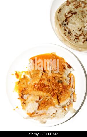 Hausgemachter Weizenparatha oder geschichteter Parotta/Fladenbrot serviert Mit Chicken Curry Stockfoto