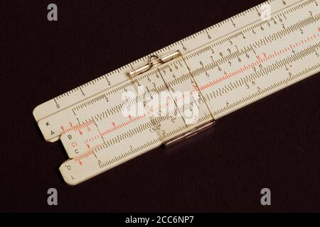 Logarithmisches Lineal auf farbigem Hintergrund. Schreibwaren für Ingenieure und Studenten. Logarithmische Folienregel. Stockfoto