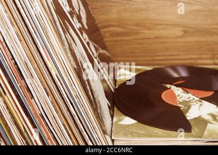 Sammlung der Schallplatten und der zerbrochenen Scheibe Stockfoto