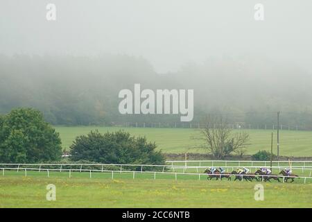 Läufer und Reiter in der Download der At the Races App Handicap auf der Bath Rennbahn. Stockfoto