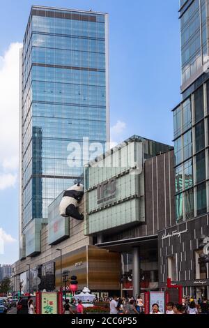 Chengdu, China - 15. August 2015 - viele Menschen in der Nähe des International Finance Centre (IFS), einem großen Einkaufszentrum im Stadtzentrum von Chengdu, Th Stockfoto