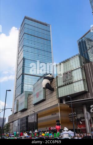 Chengdu, China - 15. August 2015 - viele Menschen in der Nähe des International Finance Centre (IFS), einem großen Einkaufszentrum im Stadtzentrum von Chengdu, Th Stockfoto