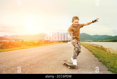 Junge lernen, auf Skateboard zu skaten Stockfoto