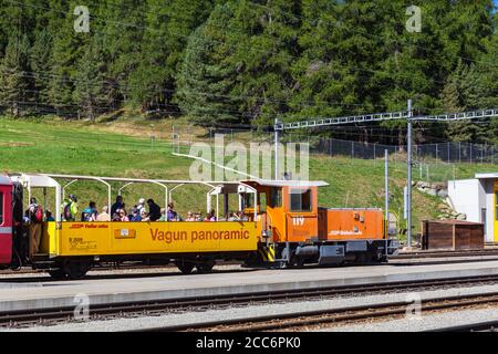 Celerina, Schweiz - 29. August 2015 - Touristen, die mit dem Panoramazug der Rhätischen Bahn in Graubünden fahren, fahren auf dem Glacier Expre Stockfoto