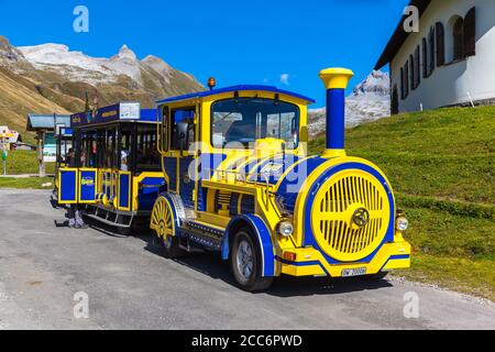 Engelberg, Schweiz - 12. September 2015 - Touristen mit dem Sightseeing-Bus in Melchsee-Frutt, Schweiz. Stockfoto