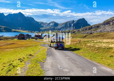 Engelberg, Schweiz - 12. September 2015 - Touristen mit dem Sightseeing-Bus mit Bahnform zum Melchsee, Schweiz. Stockfoto