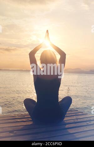 Meditative Frau ist in Harmonie mit sich selbst und der Umgebung Natur Stockfoto