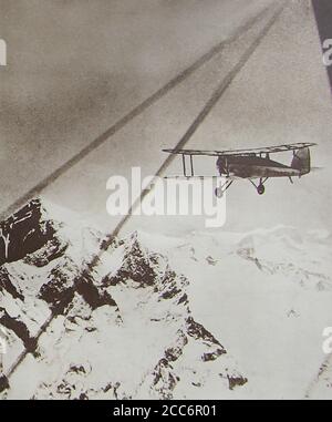 3. April 1933 - zwei Flugzeuge der Houston Everest-Expedition Filmen als erste die erste Gipfelüberquerung per Flugzeug. Die beiden beteiligten Flugzeuge wurden vom 14. Herzog von Hamilton und 11. Herzog von Brandon & Lieut pilotiert. David McIntyre . Stockfoto