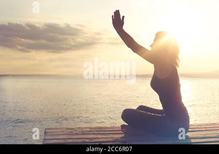 Frau im Gebet ist in Harmonie mit sich selbst und die Umliegende Natur Stockfoto