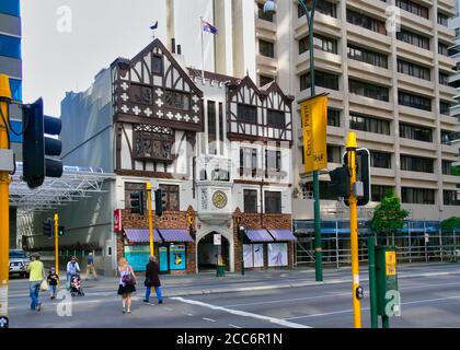 AUSTRALIEN, WESTERN AUSTRALIA, PERTH - 21. MAI 2006: Der Eingang zur London Court Arkade von St Georges Terrace in Perth Stockfoto