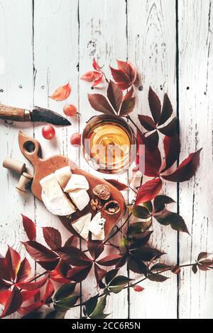 Vertikale Ansicht Hintergrund mit Wite Wein in Kelch, Käse und Trauben Stockfoto