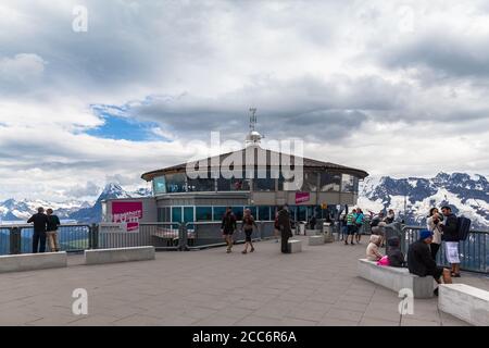 Murren, Schweiz - 30. Juli 2016 - Touristen auf der Terrasse vor dem Drehrestaurant Piz Gloria auf dem Schilthorn, auf der Berner Oberla Stockfoto