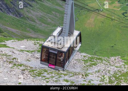 Murren, Schweiz - 30. Juli 2016 - Touristen mit der Seilbahn auf den Gipfel des Schilthorns, einem berühmten Sightseeing-Ort mit herrlichem Blick auf Bern Stockfoto