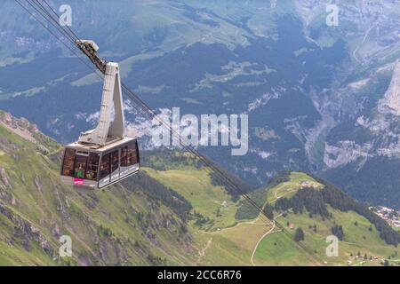 Murren, Schweiz - 30. Juli 2016 - Touristen mit der Seilbahn auf den Gipfel des Schilthorns, einem berühmten Sightseeing-Ort mit herrlichem Blick auf Bern Stockfoto