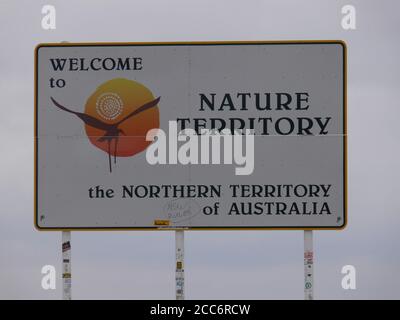 AUSTRALIEN, BARKLY HIGHWAY, GRENZE QUEENSLAND / NORTHERN TERRITORY, 17. MAI 2010: Willkommensschild zum Northern Territory Stockfoto