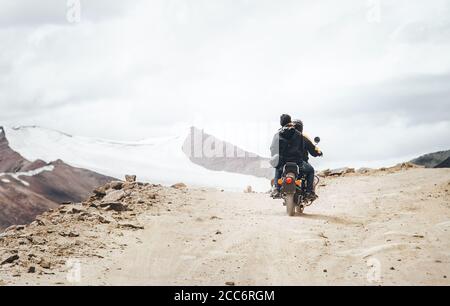 Motobike Reisende fahren auf der Bergpassstraße im indischen Himalaya Stockfoto