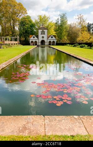 Wales, Großbritannien, 16. Mai 2012. Tal-y-Cafn und Bodnant Gardens, Conwy, North Wales, Haus und reflektierender Teich. Stockfoto