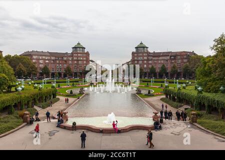 Mannheim, Deutschland - 1. Oktober 2016 - Touristen besuchen den Friedrichsplatz hinter dem Wasserturm in der Altstadt von Mannheim, Baden-Wu Stockfoto