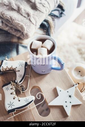 Becher mit heißer Schokolade in süßer gemütlicher Wohneinrichtung, weihnachtszeit-Atmosphäre Stockfoto
