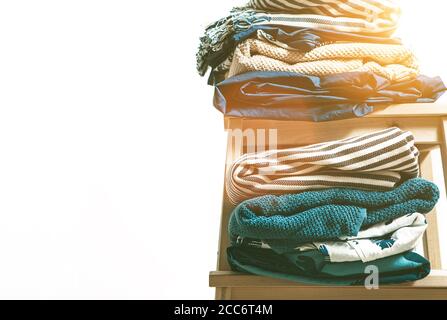Handtücher, Decken und andere Heimtextilien in blau und beidge Farben sind auf dem Hocker Stockfoto