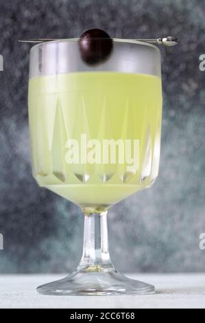 Cocktail auf Gin-Basis von Last Word in gekühltem Glas Stockfoto