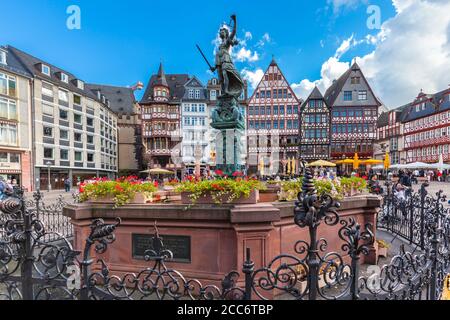 Frankfurt am Main, Deutschland - 2. Oktober 2016 - Touristen am Römerberg Platz vor dem alten Rathaus und dem Brunnen der Gerechtigkeit (Römer) Stockfoto