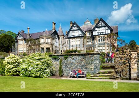 Wales, Großbritannien - 16. Mai 2012: Bodnant Hall, Bodnant Gardens, Tal-y-Cafn, Conwy, Wales, Großbritannien Stockfoto