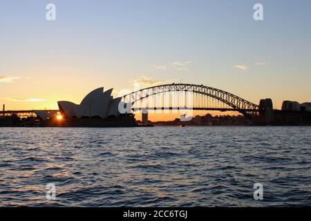 AUSTRALIEN, SYDNEY, 31. JULI 2016: Blick bei Sonnenuntergang von Mrs Macquarie's Chair auf die Harbour Bridge und das Opernhaus Stockfoto