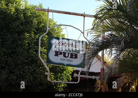 AUSTRALIEN, NORTHERN TERRITORY, DALY WATERS, STUART STREET, 06. AUGUST 2016: Namensschild des historischen Daly Waters Pub in Australien Stockfoto