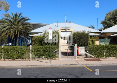 AUSTRALIEN, NORTHERN TERRITORY, ALICE SPRINGS, SIMPSON STREET, 07. AUGUST 2016: Eintritt zum Royal Flying Doctor Service in Alice Springs, Australien Stockfoto