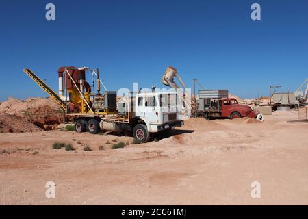 AUSTRALIEN, SÜDAUSTRALIEN, COOBER PEDY, 11. AUGUST 2016: Klassische Bergbaufahrzeuge bei einem Bergbau in Coober Pedy, Australien. Stockfoto