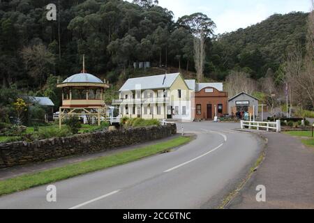 AUSTRALIEN, VICTORIA, WALHALLA, HAUPTSTRASSE, 20. AUGUST 2016: Blick auf die historische Goldgräberstadt Walhalla im Bereich der Band Rotunda Stockfoto