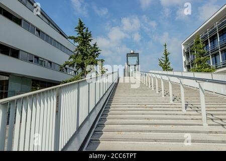 Niedrige Perspektive der Treppe der Hoge Brug mit Aufzug. Fahrrad- oder Fußgängerbrücke über Maas (Maas) in Maastricht, sonniges da Stockfoto