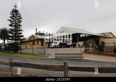 AUSTRALIEN, NEW SOUTH WALES, BEGA - 22. AUGUST 2016: Gebäude der Bega Cheese Company Stockfoto