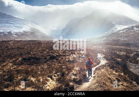 Unglaubliche Aussicht auf den Ben Nevis Berg - ist der höchste Berg der Britischen Inseln. Allein Reisende Spaziergänge auf Moorland in Highlands, Schottland, Großbritannien Stockfoto