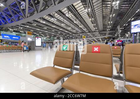 Bangkok, Thailand-6. August 2020- Social Distanzing Zeichen auf Passagiersitz am Suvarnabhumi International Airport Effekt von COVID19 Pandemie situati Stockfoto