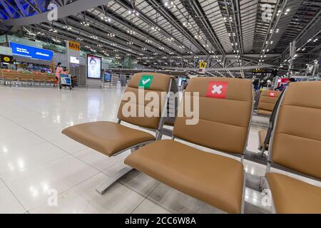 Bangkok, Thailand-6. August 2020- Social Distanzing Zeichen auf Passagiersitz am Suvarnabhumi International Airport Effekt von COVID19 Pandemie situati Stockfoto