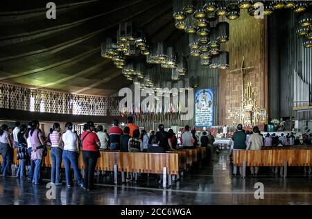 Messe in der neuen Basilica de Santa Maria de Guadalupe, Mexiko-Stadt Stockfoto