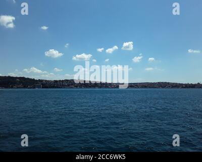 Blauer Himmel, Meer und Wolken. Marmarameer, Istanbul, Türkei. Stockfoto