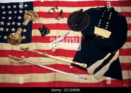 1800S 1860S AMERIKANISCHEN BÜRGERKRIEG OBJEKTE NOCH LEBEN UNION OFFICER UNIFORM DISPLAY AUF US-FLAGGE MIT SCHWERTERN REVOLVER SPURS FERNGLAS - KH12939 MCG002 HARS REVOLVER AUF OBJEKTE KONZEPT KONZEPTIONELLE NOCH LEBEN 1860ER STERNE UND STREIFEN OFFIZIERE SYMBOLISCHE KONZEPTE WIDERSPRÜCHLICHE KITTEL ROT WEISS UND BLAU SPOREN SCHWERTER AMERIKANISCHEN BÜRGERKRIEG KÄMPFEN BÜRGERKRIEG ALTMODISCHE DARSTELLUNG Stockfoto