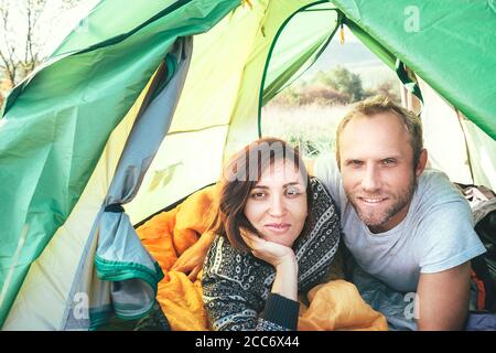 Portrait des Ehepaares treffen sich am Morgen im grünen Zelt. Lächelnde Menschen Konzeptfoto. Stockfoto