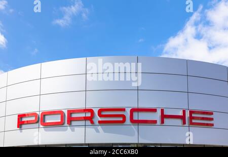 Berlin, Deutschland - 12. Juni 2018 - Markenname des Porsche Centers in Berlin Adlershof, ein neuer Showroom und Store für Porsche Autos, wurde 2017 eröffnet. Stockfoto