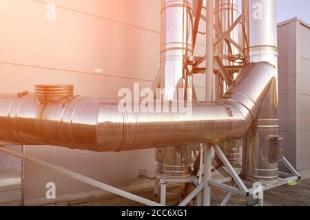 Rohre zur Entfernung von Abgasen aus einer Industrieanlage. Stockfoto