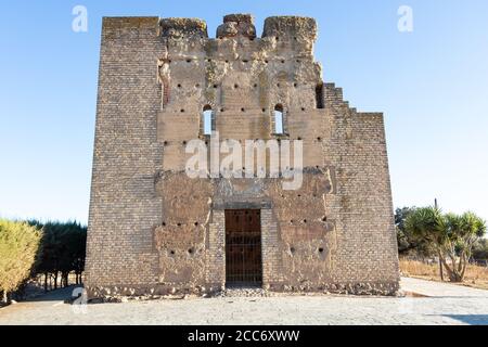 Der Wachturm von San Bartolome de la Torre befindet sich auf einem hohen Boden, dominiert eine strategische Position, könnte es als Wachturm für Waren f verwendet werden Stockfoto