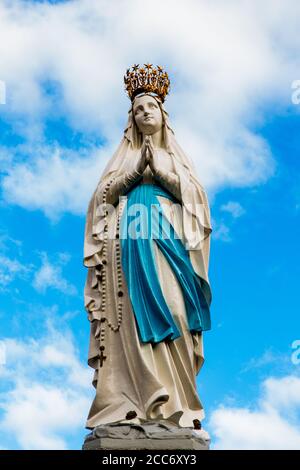 Statue der Muttergottes vor dem Himmel Stockfoto